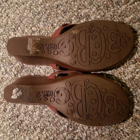 **BRAND NEW** BCBGirl Brown Leather Wedges with Gold Hardwear Size 6 1/2 US - Picture 4 of 5